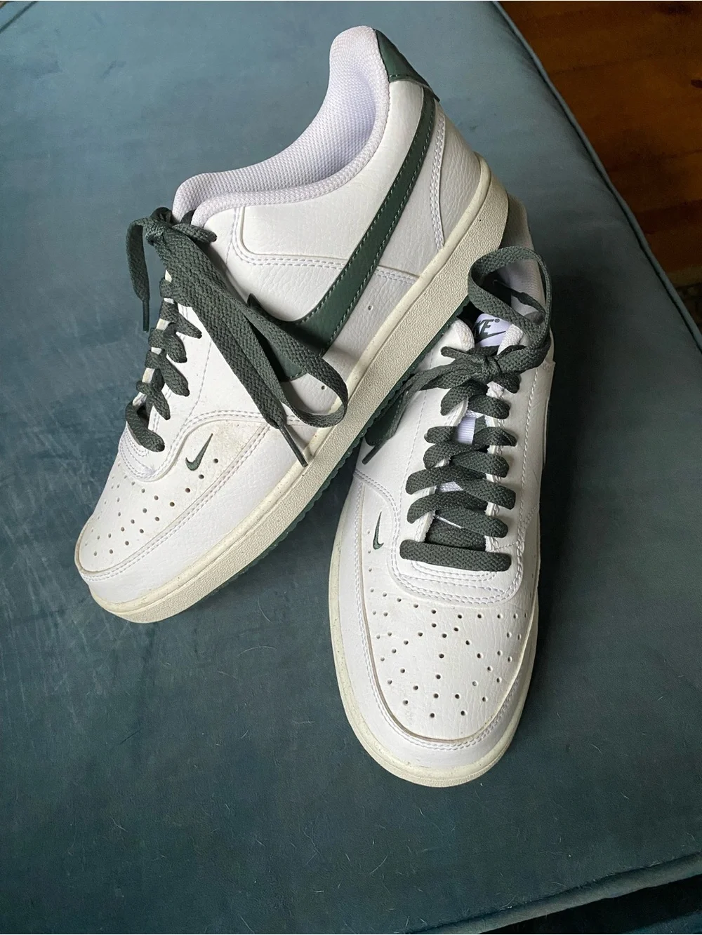 Nike Mens White Low-Top Sneakers with Dark Green Accents size 9.5